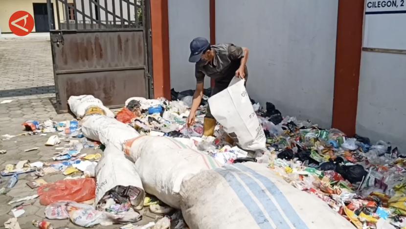 Warga di Cilegon mengolah sampah plastik menjadi BBM untuk dapat dimanfaatkan masyarakat.