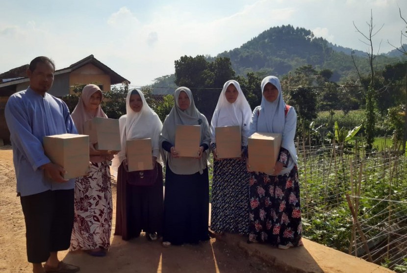 Warga di daerah Ciparay, Bandung, menerima sembako yang dibagikan oleh Elfoundation.