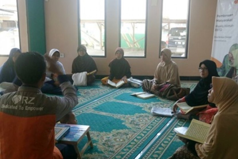 Warga di Desa Berdaya Citangkil memperoleh pendidikan baca dan tulis Alquran dari Rumah Zakat.