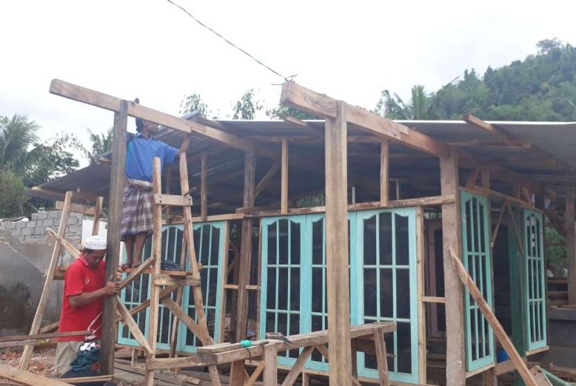 Warga di Desa Guntur Macan, Kecamatan Gunungsari, Lombok Barat, berinisiatif mendirikan kembali rumah mereka yang roboh akibat gempa dengan memanfaatkan sisa bangunan yang ada, Rabu (5/9).