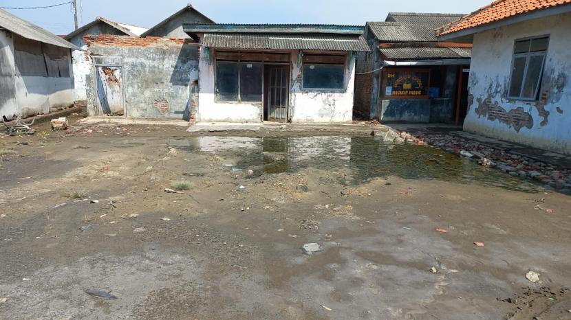 Warga di Desa Pantai Mekar, Muaragembong, Kabupaten Bekasi, Jawa Barat mulai meninggalkan rumah-rumahnya karena seringnya banjir rob. Kantor Kecamatan Muaragembong sebut tidak ada penanganan khusus.