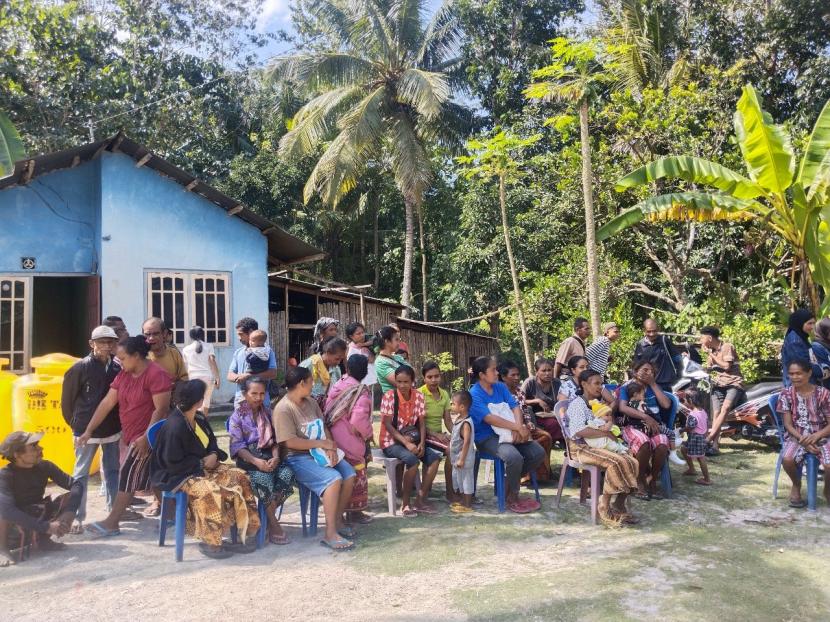 Warga di di Desa Noemeto, Kecamatan Kota Soe, Kabupaten Timor Tengah Selatan(TTS), Nusa Tenggara Timur (NTT) menerima tempat penampungan air bersih.. 