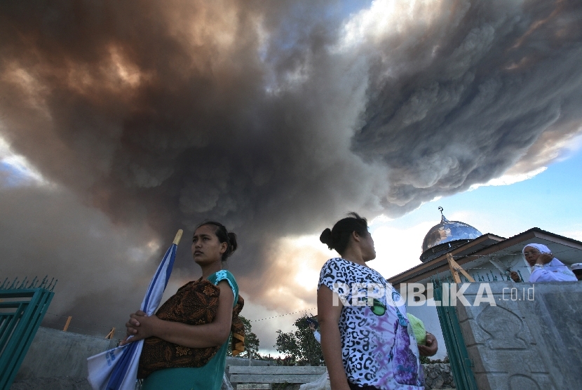 Warga di Kaki Gunung Sinabung 