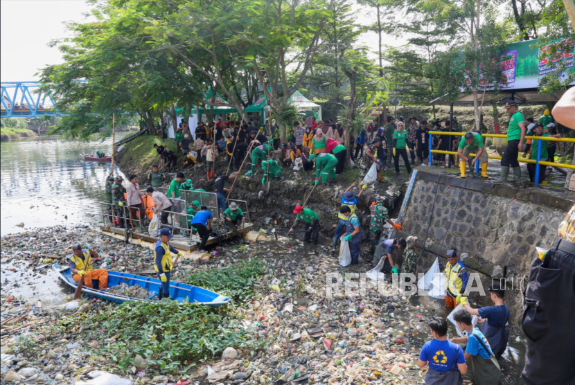 Warga di Kecamatan Banjaran Kabupaten Bandung bergotong royong membersihkan sampah