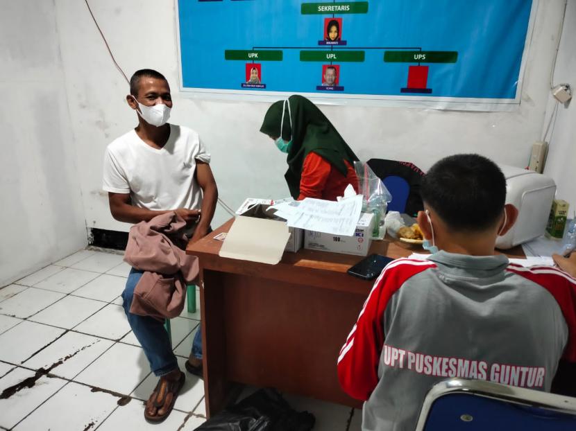 Warga menjalani vaksinasi Covid-19 di Kelurahan Kota Wetan, Kecamatan Garut Kota, Kabupaten Garut, Selasa (14/12/2021).