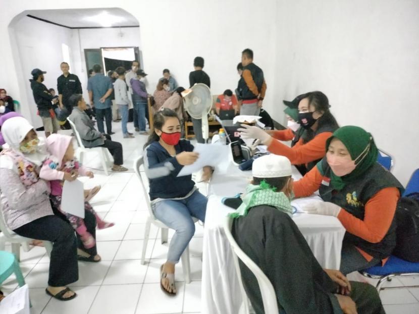 Warga di Kelurahan Kota Wetan, Kecamatan Garut Kota, Kabupaten Garut, melaksanakan vaksinasi pada Selasa (14/12) malam. Usai vaksinasi, mereka diberi kupon yang bisa ditukarkan dengan santapan kuliner yang disediakan. 
