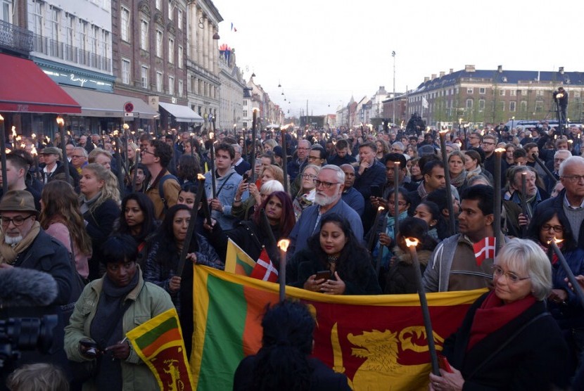 Warga di Kopenhagen, Denmark, Rabu (24/4), menghadiri peringatan pengeboman sejumlah gereja, hotel, dan lokasi lain di Sri Lanka.