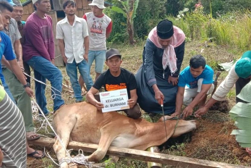 Warga di Lereng Gunung Sibayak, Deli Serdang, Sumut, bergembira menerima daging hewan kurban.