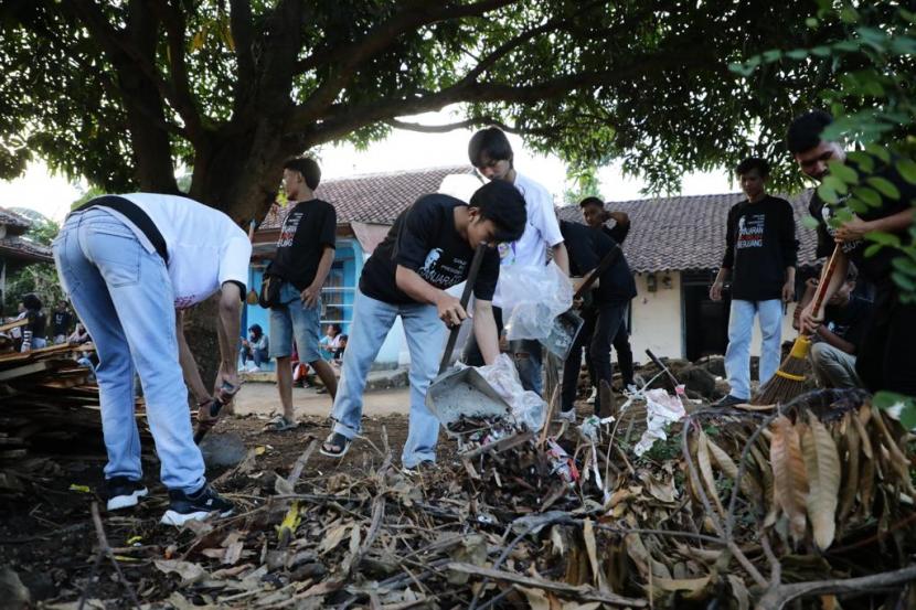 Warga di lingkungan Dukuh Duren Sawit RT 05 RW 01, Kelurahan Kesuben, Kecamatan Lebaksiu, Kabupaten Tegal, Jawa Tengah antusias mengikuti bersih-bersih yang digerakkan oleh Ganjaran Buruh Berjuang (GBB). 