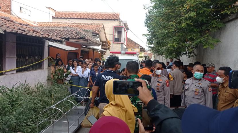 Warga di Perumahan Tani Mulya, RT 11 RW 15, Desa Tani Mulya, Kecamatan Ngamprah, Kabupaten Bandung Barat digegerkan oleh temuan dua kerangka manusia di sebuah rumah, Senin (29/7/2024).