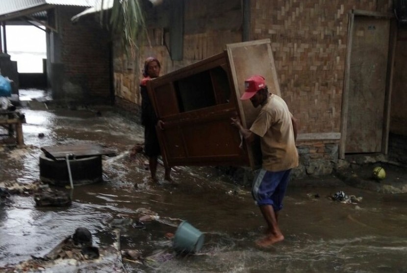 Warga di sekitar Pantai Palabuhanratu Sukabumi mengungsi akibat tingginya gelombang pasang, Jumat (1/12)