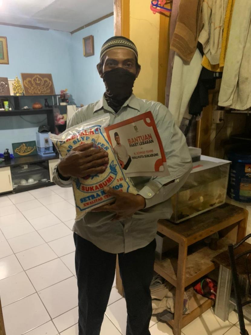 Warga di sekitar rumah dinas Wali Kota Sukabumi, Achmad Fahmi mendapatkan bantuan sembako dan kue lebaran di malam takbiran, Rabu (12/5) malam.