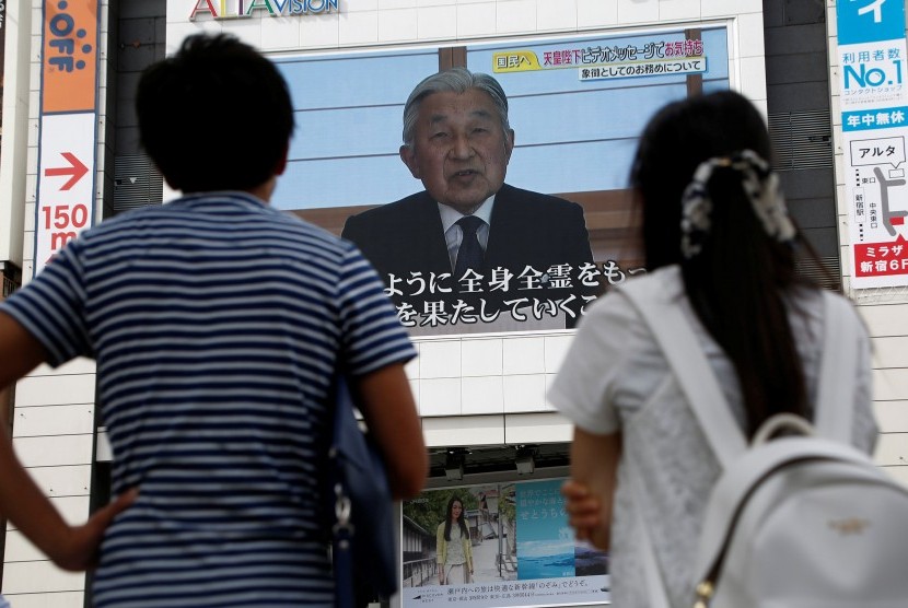 Warga di Tokyo Jepang menonton pidato yang disampaikan Kaisar Akihito, Senin (8/8), terkait kondisi kesehatannya.