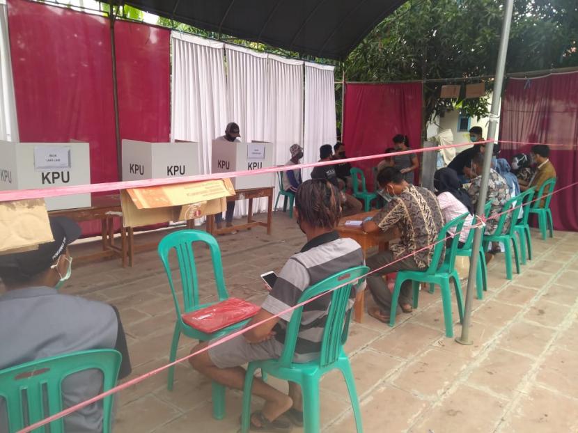 Warga di TPS 07 Desa Tugu Kidul, Kecamatan Sliyeg, Kabupaten Indramayu mengikuti pemungutan suara ulang (PSU) Pilkada Serentak 2020 Kabupaten Indramayu, Ahad (13/12).