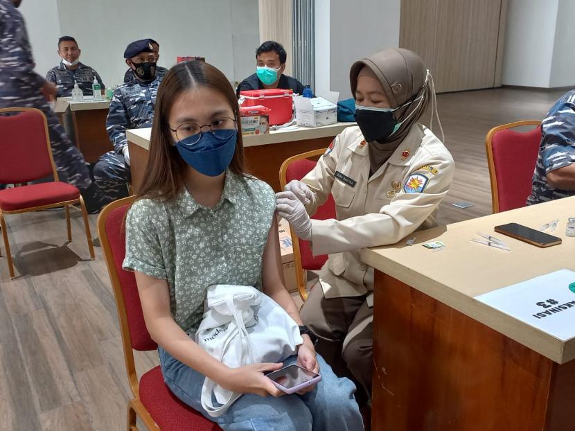 Warga di wilayah Bandung Raya mengikuti vaksin booster atau vaksin ketiga di kampus Universitas Parahyangan (Unpar) Bandung, Kamis (17/2/2022).