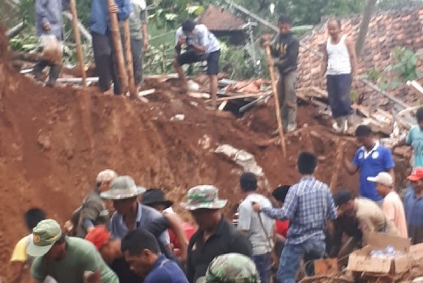 Warga dibantu dengan tim gabungan di Kampung Krajan RT 08/04, Desa Salam Jaya, Kecamatan Pondoksalam, Purwakarta, sedang membersihkan material tanah longsor, Rabu (28/11). Akibat kejadian itu, empat warga meninggal dunia tertimbun longsor. 