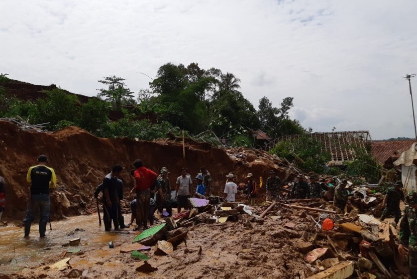 Warga dibantu dengan tim gabungan di Kampung Krajan RT 08/04, Desa Salam Jaya, Kecamatan Pondoksalam, Purwakarta, sedang membersihkan material tanah longsor, Rabu (28/11). Akibat kejadian itu, empat warga meninggal dunia tertimbun longsor. 