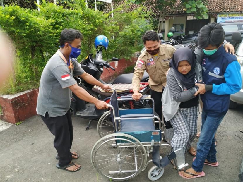 Warga diduga keracunan dibopong ke Puskesmas Mangkubumi, Kota Tasikmalaya, Kamis (8/10). Lebih dari 100 warga Kelurahan Karikil, Kecamatan Mangkubumi, diduga keracunan massal.