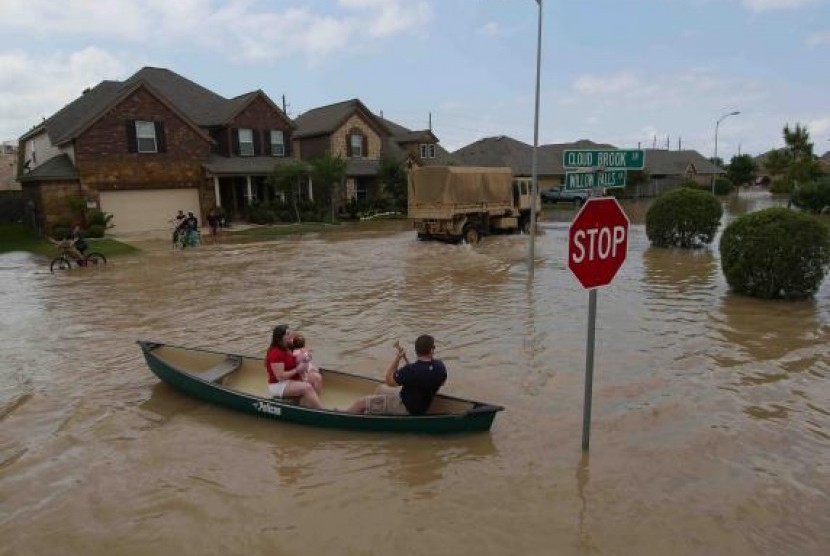 Warga dievakuasi akibat banjir di kawasan Texas, AS.