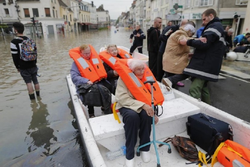 Warga dievakuasi akibat banjir di Nemour, Prancis. 