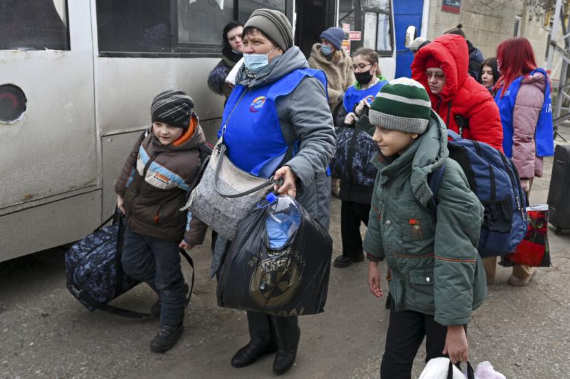 Warga dievakuasi dari Donetsk dan Luhansk, wilayah yang dikuasai separatis pro Rusia di Ukraina Timur. Mereka menaiki bus untuk dibawa ke tempat tinggal sementara di wilayah lain Rusia, Selasa (22/2/2022).