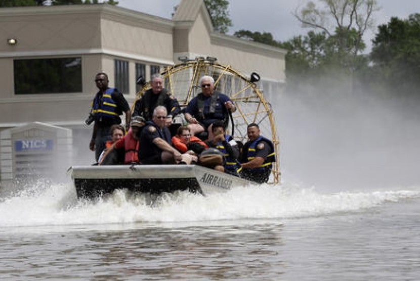 Warga dievakuasi dari rumah mereka yang terendam banjir di Spring, Texas, Selasa, 19 April 2016.