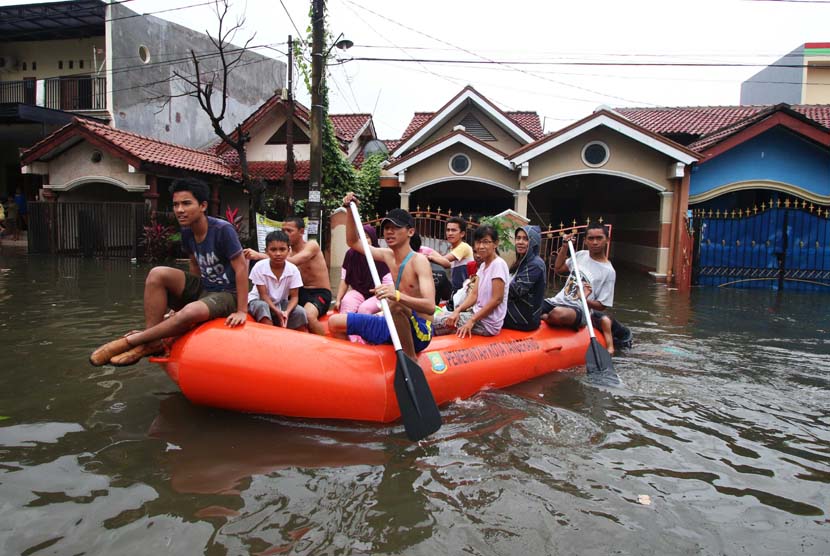 Warga dievakuasi menggunakan perahu karet ketika banjir melanda kawasan Periuk, Tangerang, Banten, Selasa (10/2).(ANTARA/Rivan Awal Lingga)