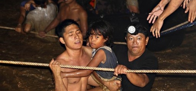  Warga diselamat oleh petugas menyusul banjir badang yang menerjang Kota Cagayan de Oro, Filipina, Sabtu (17/12). 