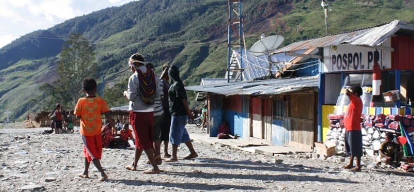 Warga Distrik Mulia, Kabupaten Puncak Jaya, Provinsi Papua, saat beraktifitas di Pasar Kota Lama.