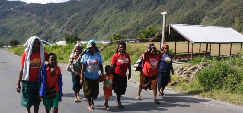 Warga Distrik Mulia, Puncak Jaya, Papua, turun ke Pasar Kota Lama.