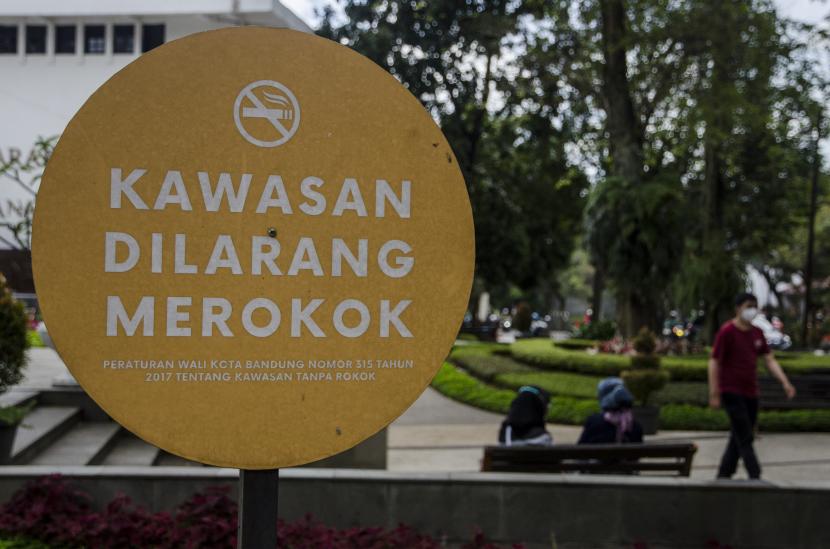 Kawasan tanpa rokok, ilustrasi. Satuan Polisi Pamong Praja (Satpol PP) Kota Tangerang Selatan (Tangsel) mulai memberlakukan sanksi lebih tegas bagi pelanggar aturan kawasan tanpa rokok (KTR).