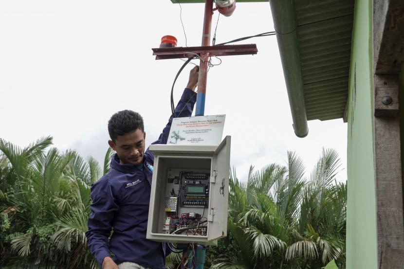 Kementerian Energi dan Sumber Daya Mineral (ESDM) menyebutkan rasio elektrifikasi atau perbandingan rumah tangga berlistrik dengan total rumah tangga di Indonesia, bakal tuntas sebesar 100 persen pada 2023.