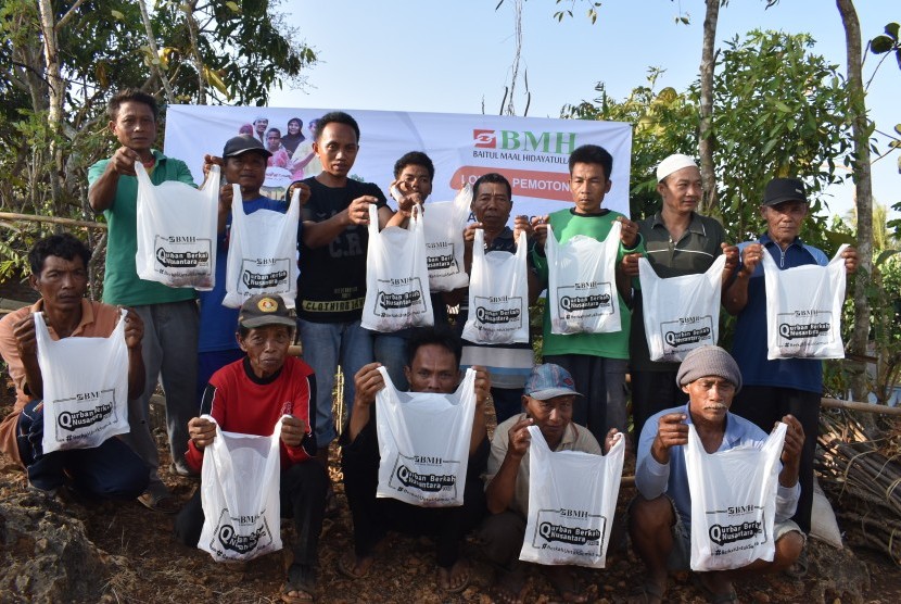 Warga Dusun Mojing, Desa Botodayaan, Rongkop Gunung Kidul foto bersama usai menerima daging hewan kurban BMH, Ahad  (11/8).