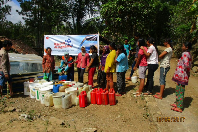 Warga Dusun Ngagik mengantri air bersih yang disalurkan Rumah Zakat.