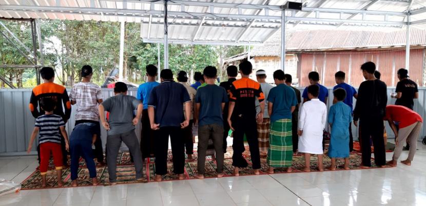 Warga Dusun Sendana  menunaikan shalat berjamaah di Masjid Ar-Rahman, Dusun Sendana, Mamuju, Sulawesi Barat.