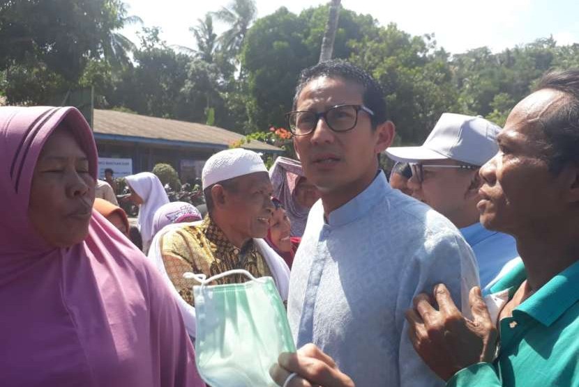 Warga Dusun Wadon, Desa Kekait, Kecamatan Gunungsari, Kabupaten Lombok Barat, NTB, Sarayah (60) meminta Sandiaga membangun masjid di kampungnya yang roboh akibat gempa.