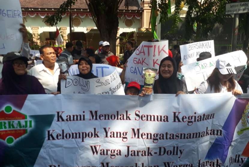 Warga eks lokalisasi Dolly yang menamakan diri Forum Komunikasi Warga Jarak-Dolly (Forkaji) dan Gerakan Umat Islam Bersatu Jawa Timur (GUIB Jatim) kembali menggelar aksi di Kantor Pengadilan Negeri (PN) Surabaya, Senin (3/8). Aksi tersebut merupakan reaksi atas gugatan class action yang dilayangkan Komunitas Pemuda Independen (KOPI) dan Front Pekerja Lokalisasi (FPL) ke PN Surabaya, atas penutupan lokalisasi Dolly.