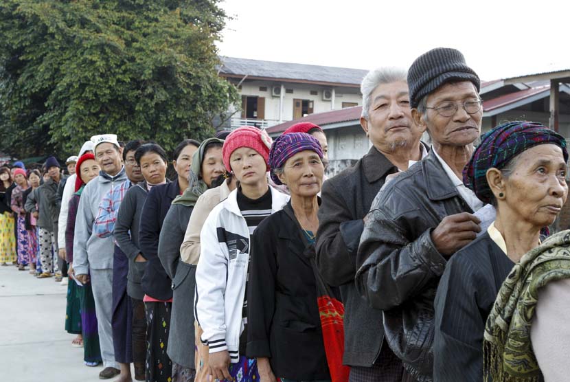Warga etnik Kachin mengantre memberikan suaranya dalam pemilu Myanmar di Kota Kachin, utara Myanmar beberapa waktu lalu.