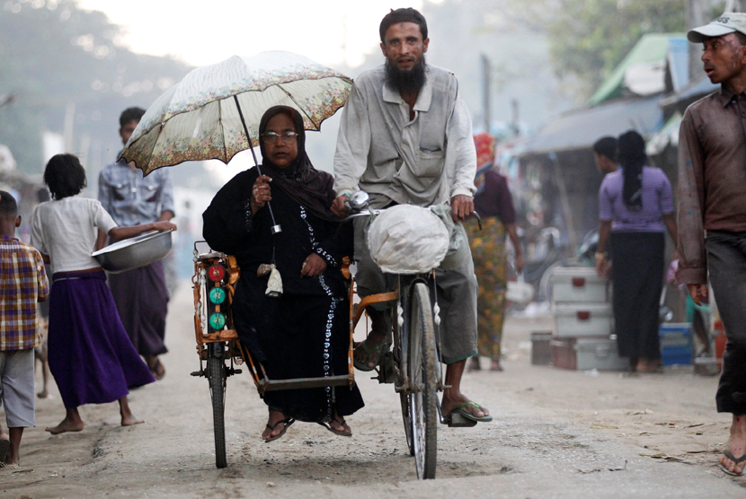 Warga etnis Rohingya naik sepeda roda tiga di sebuah tempat pengungsian.