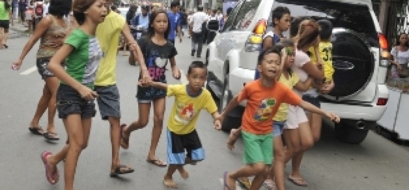 Warga Filipina berhamburan keluar ketika kota mereka dilanda gempa 6,8 SR, Senin (6/2)