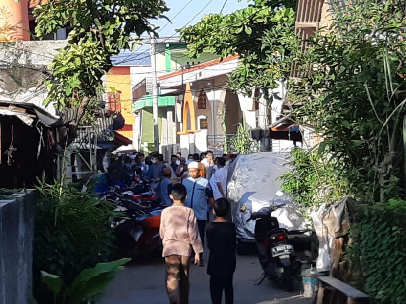 Warga Gang Swadaya, Duren Jaya, Kota Bekasi, melaksanakan sholat Idul Fitri, Ahad (24/5). Pelaksanaan sholat dilakukan dengan menerapkan jaga jarak.
