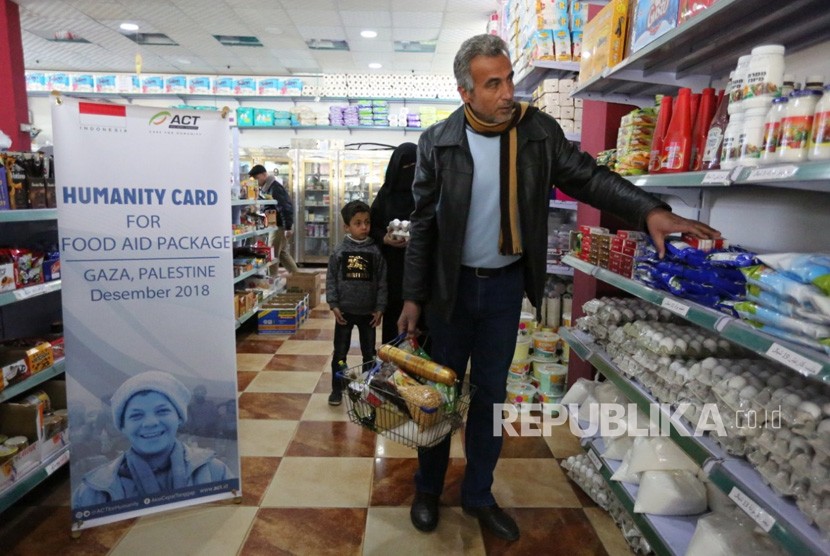  Warga Gaza berbelanja kebutuhan pokok menggunakan Humanity  Card yang diberikan ACT.