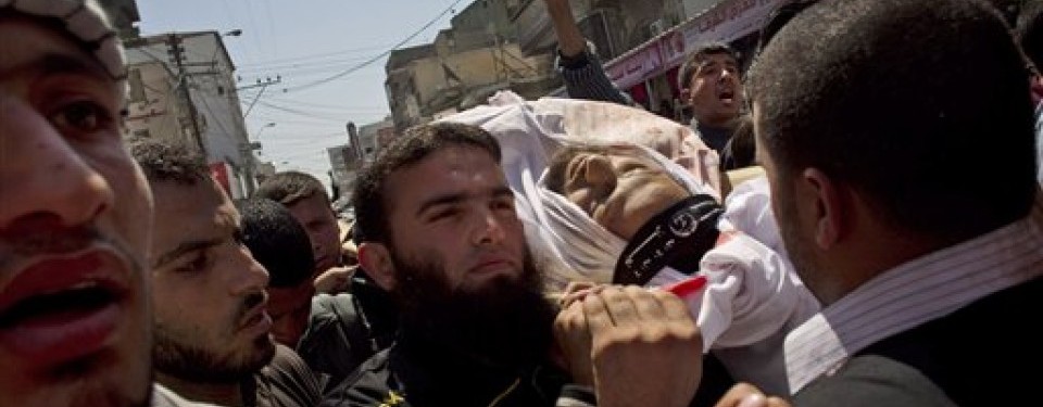 Warga Gaza berkumpul mengantar jenazah seorang pejuang yang tewas ditembak Israel, Ahad (10/4).