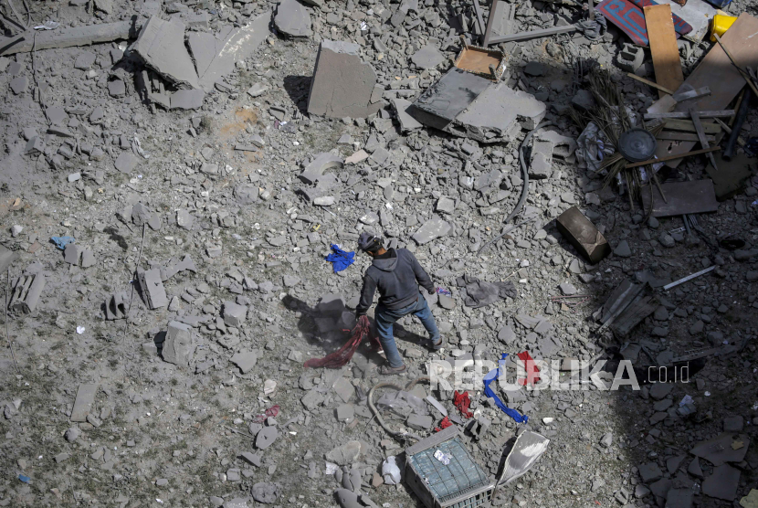 Warga Gaza di tengah reruntuhan bangunan