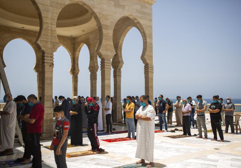 Warga Gaza Kembali Shalat Jumat di Masjid Al-Hasaynih yang berada di tepi laut, Jumat (22/5) 