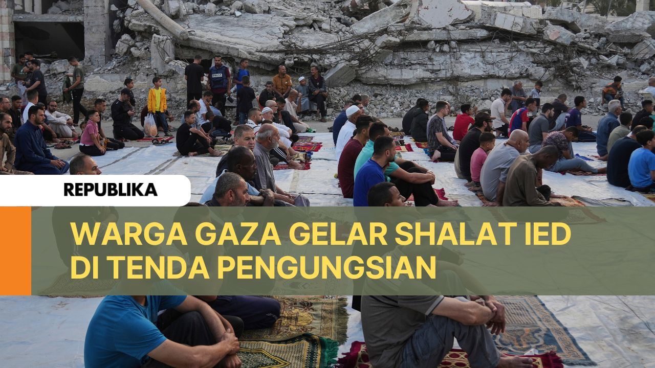 Warga Gaza melaksanakan Sholat Ied di kamp Muwasi di pesisir selatan Gaza/