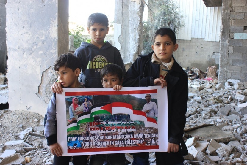 Warga Gaza memberikan dukungan moral kepada korban longsor, Banjarnegara, Jawa Tengah.