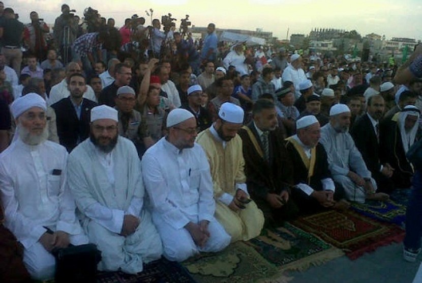 Warga Gaza mengikuti shalat Idul Adha di Jalur Gaza, Jumat (26/10). Di sini, Idul Adha biasanya dirayakan hingga empat hari. 