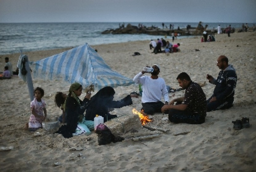 Warga Gaza menikmati kebersamaan di tepi pantai Jalur Gaza.