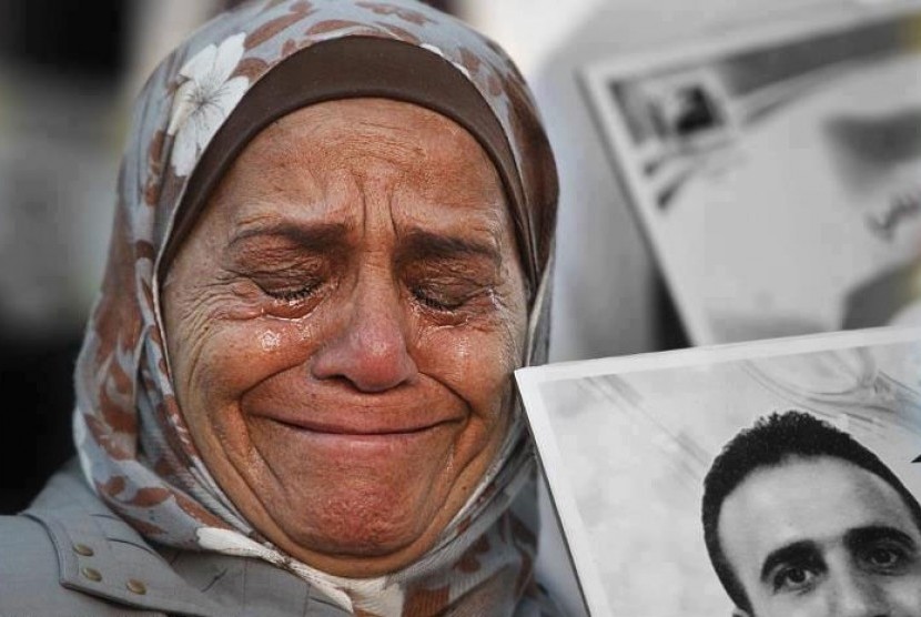 Warga Palestina menangis melihat tindakan Israel